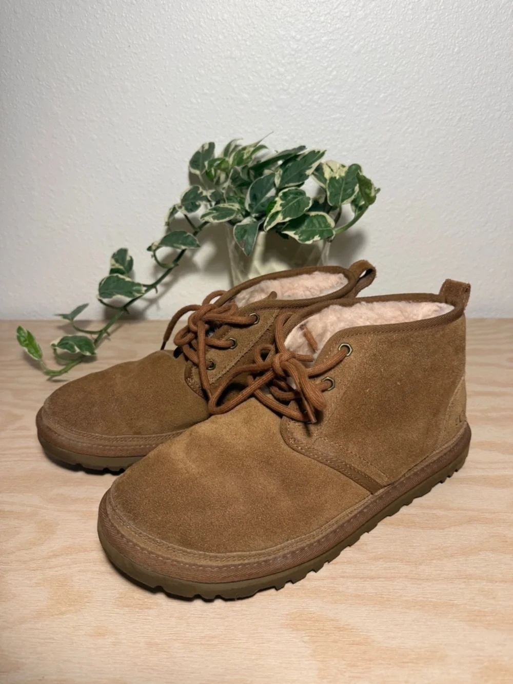 NWOT UGG Neumel Chukka Boot Men’s US 9 Eu 42 Tan Chestnut Suede Lace Up NWOT